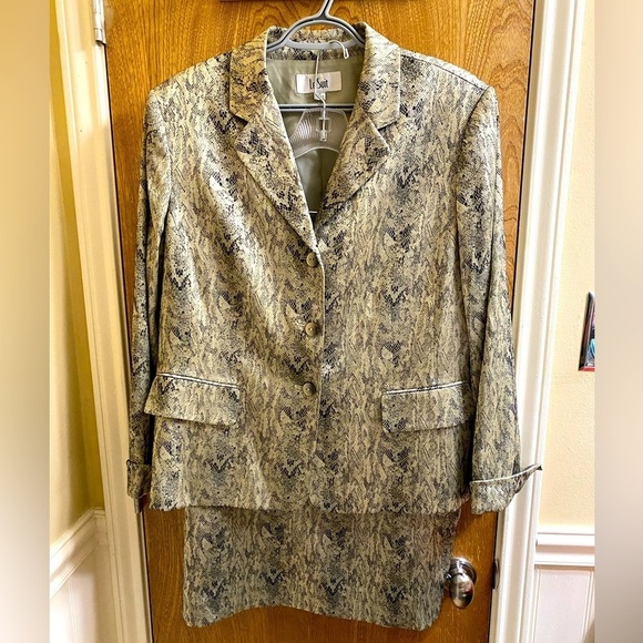 Le Suit Lace/Snakeskin Design Jacket with Matching Skirt Shimmery Tan & Black 18 - Picture 1 of 12